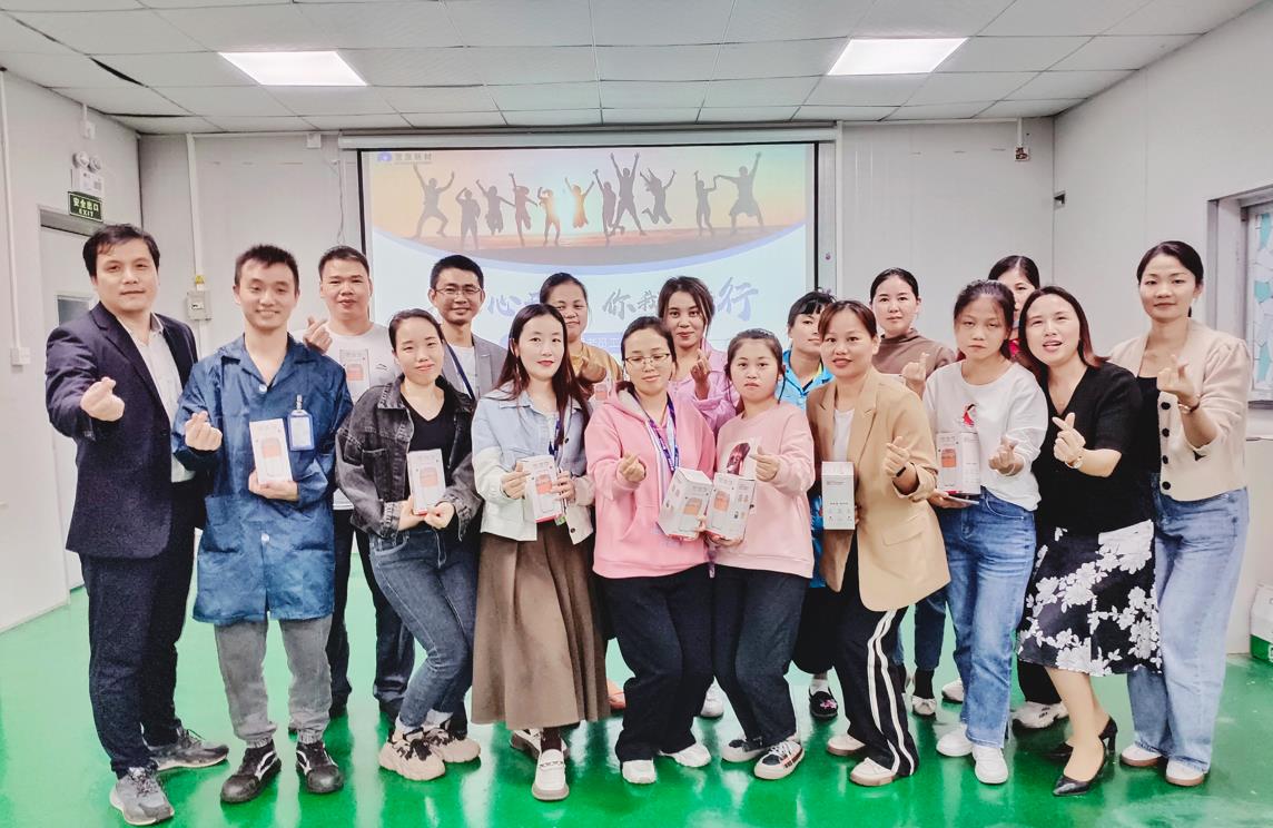 11月25日，思泉第2期老職工交流會由企業(yè)文化部主導舉行，18名入職3年以上的職工代表出席了會議，家人們歡聚一堂，其樂融融。